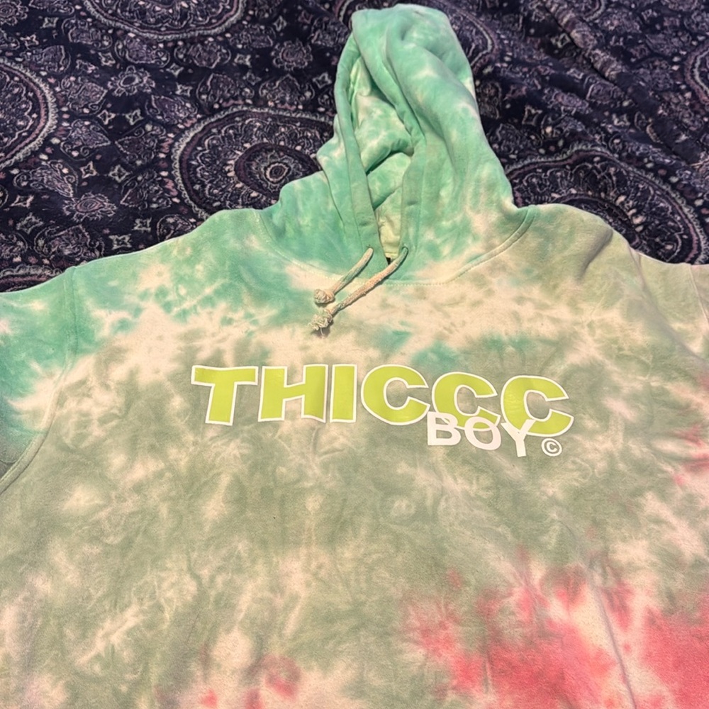 Hoodie is in excellent condition. I just lost weight and I’m in a large not xl